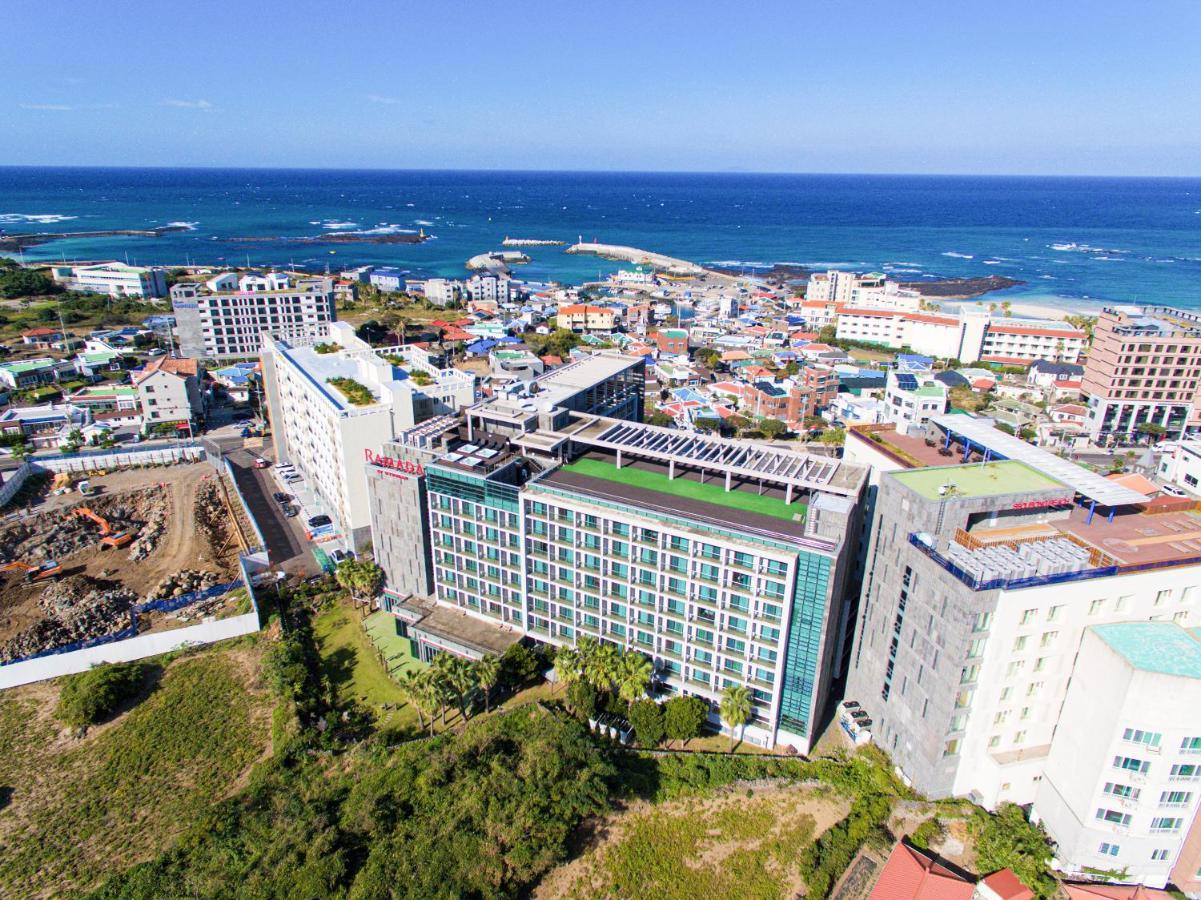 Hotel Ramada By Wyndham Jeju Hamdeok Esterno foto