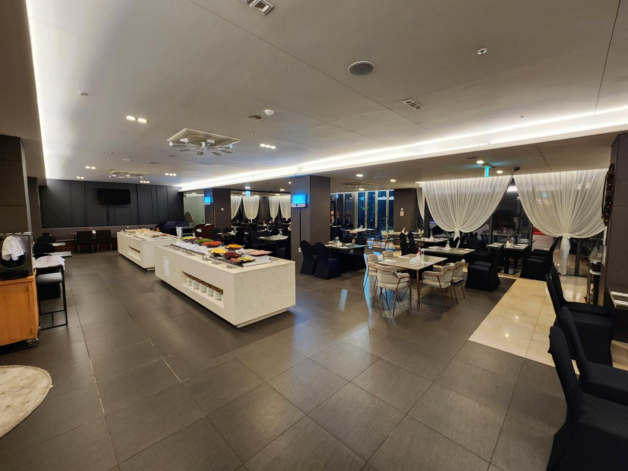 Hotel Ramada By Wyndham Jeju Hamdeok Esterno foto