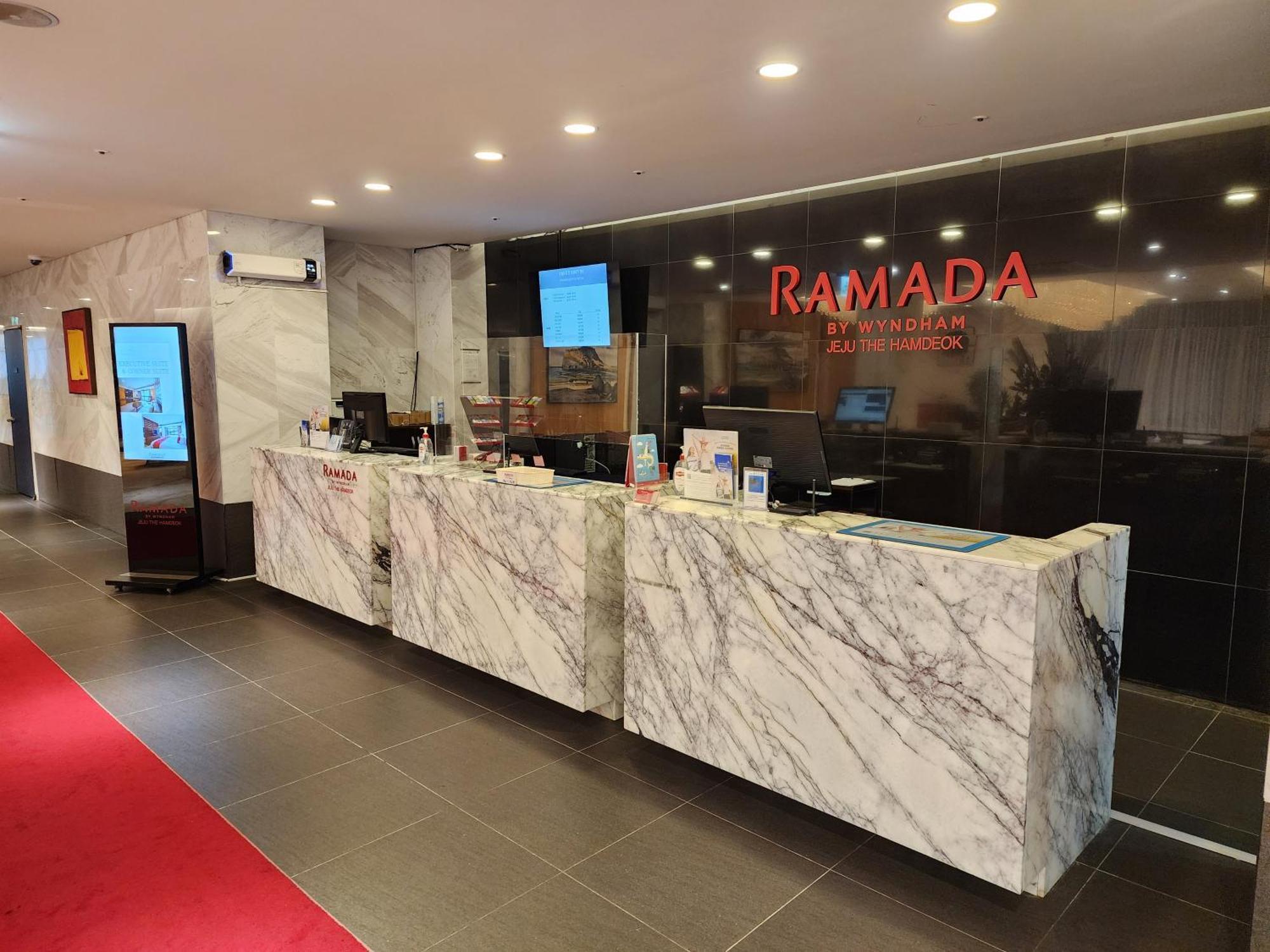 Hotel Ramada By Wyndham Jeju Hamdeok Esterno foto