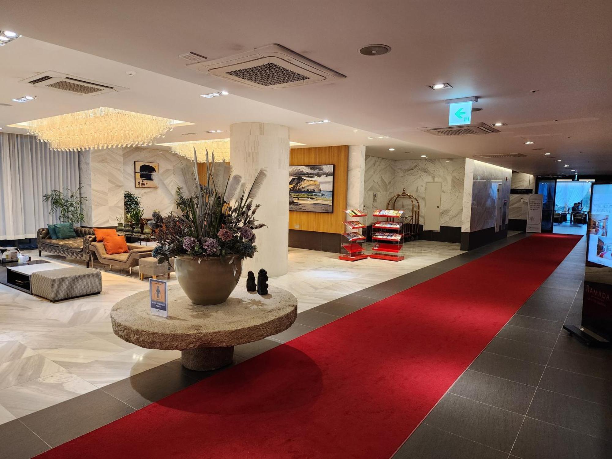Hotel Ramada By Wyndham Jeju Hamdeok Esterno foto