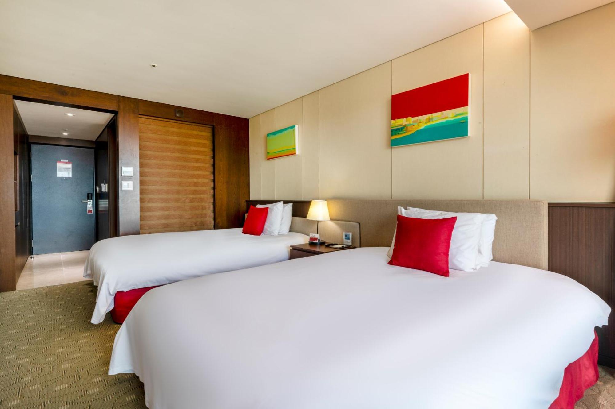 Hotel Ramada By Wyndham Jeju Hamdeok Esterno foto