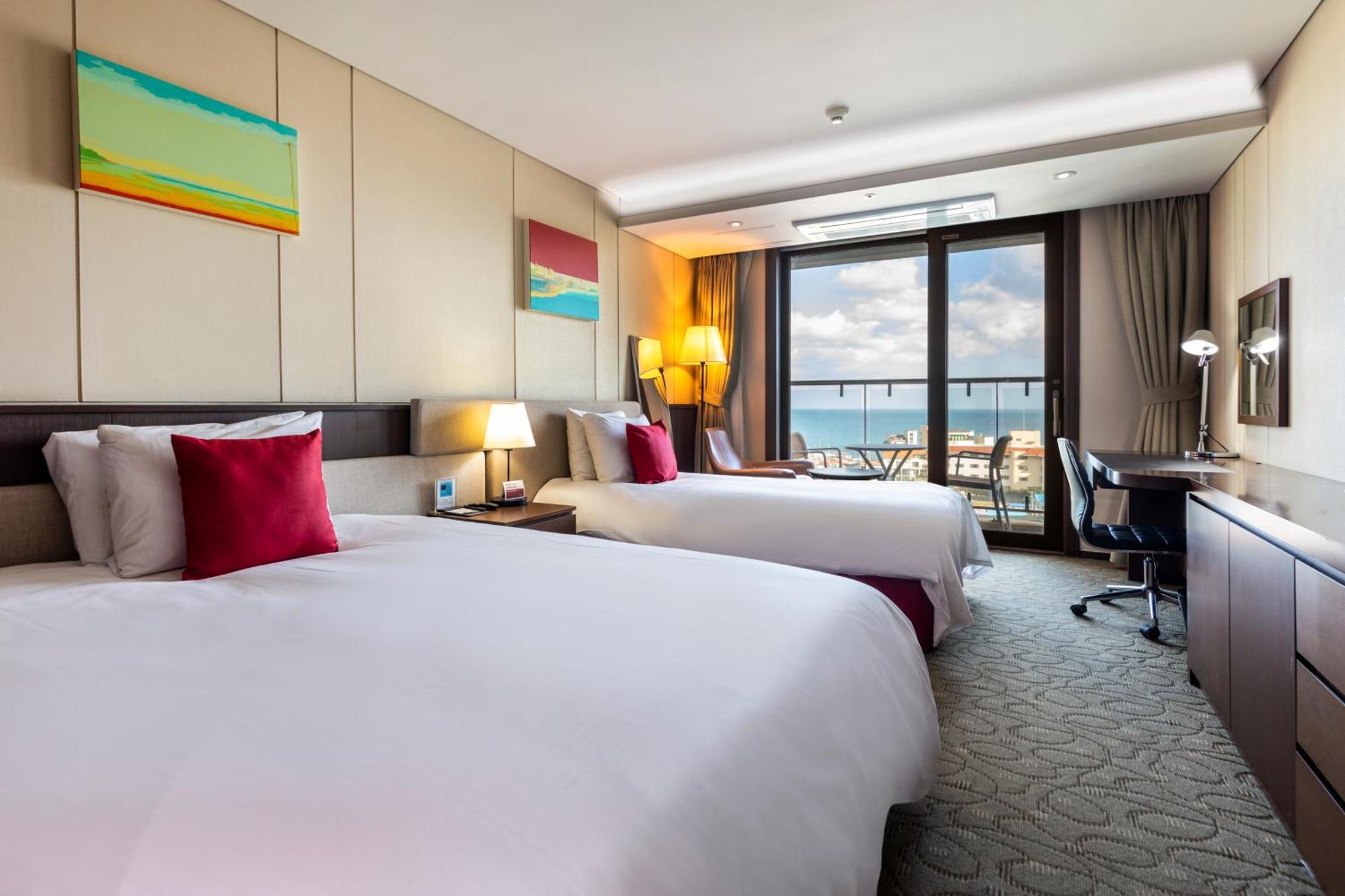 Hotel Ramada By Wyndham Jeju Hamdeok Esterno foto