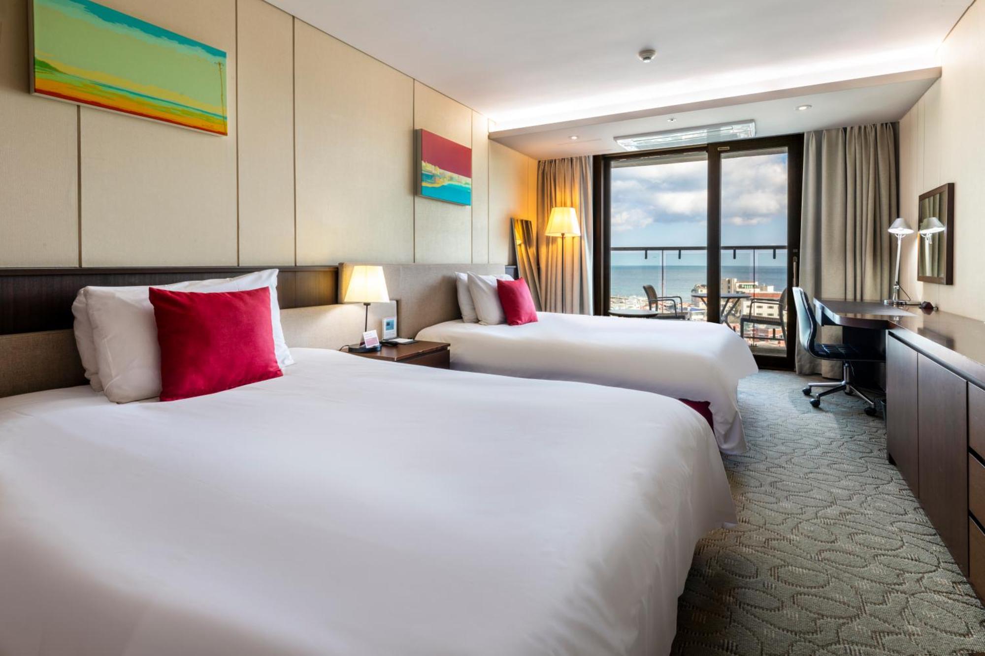 Hotel Ramada By Wyndham Jeju Hamdeok Esterno foto