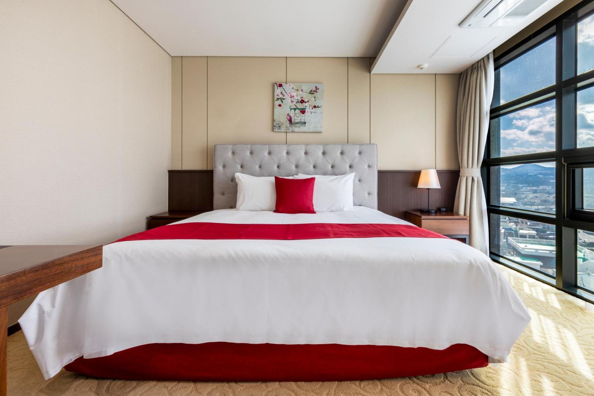 Hotel Ramada By Wyndham Jeju Hamdeok Esterno foto