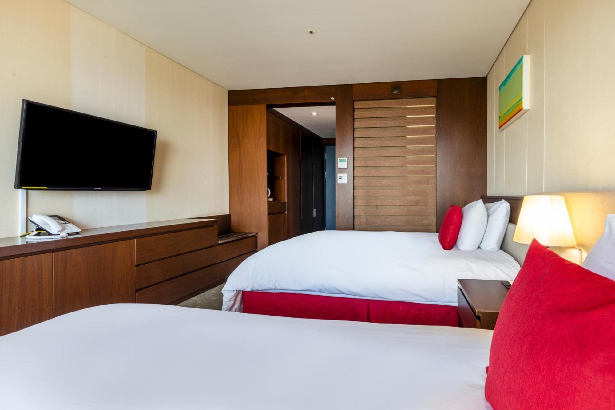Hotel Ramada By Wyndham Jeju Hamdeok Esterno foto