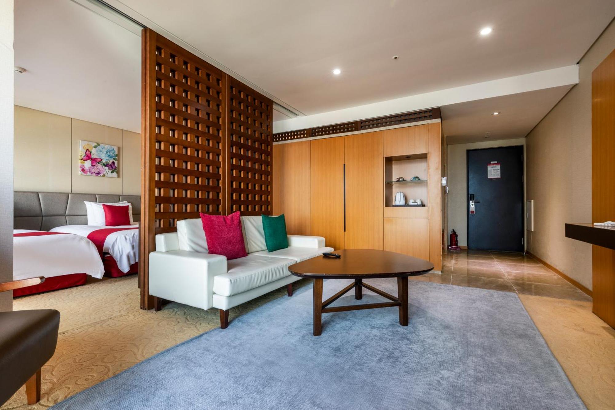 Hotel Ramada By Wyndham Jeju Hamdeok Esterno foto
