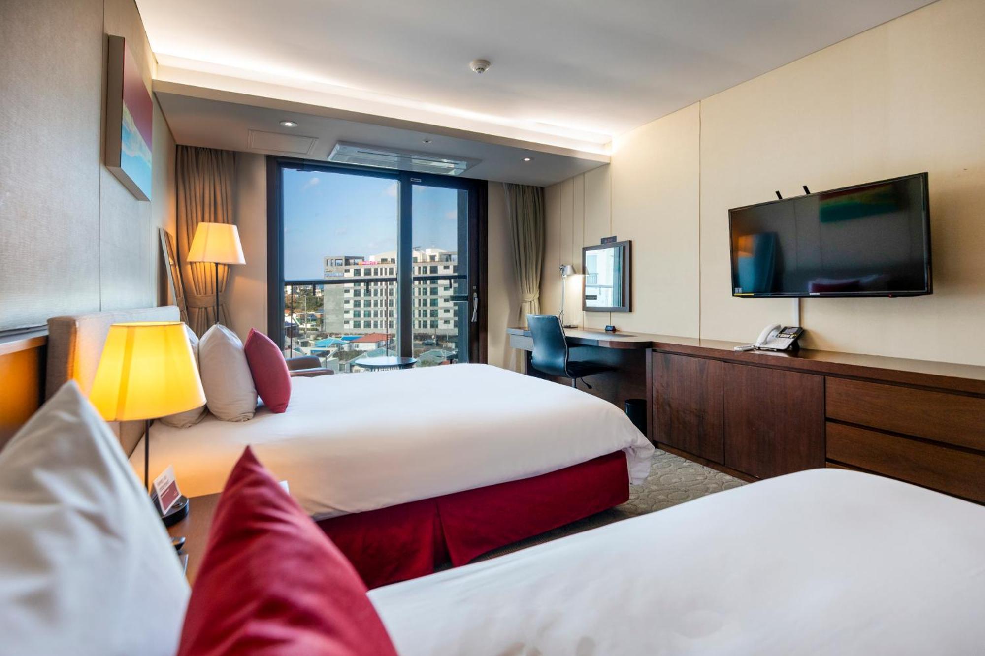 Hotel Ramada By Wyndham Jeju Hamdeok Esterno foto