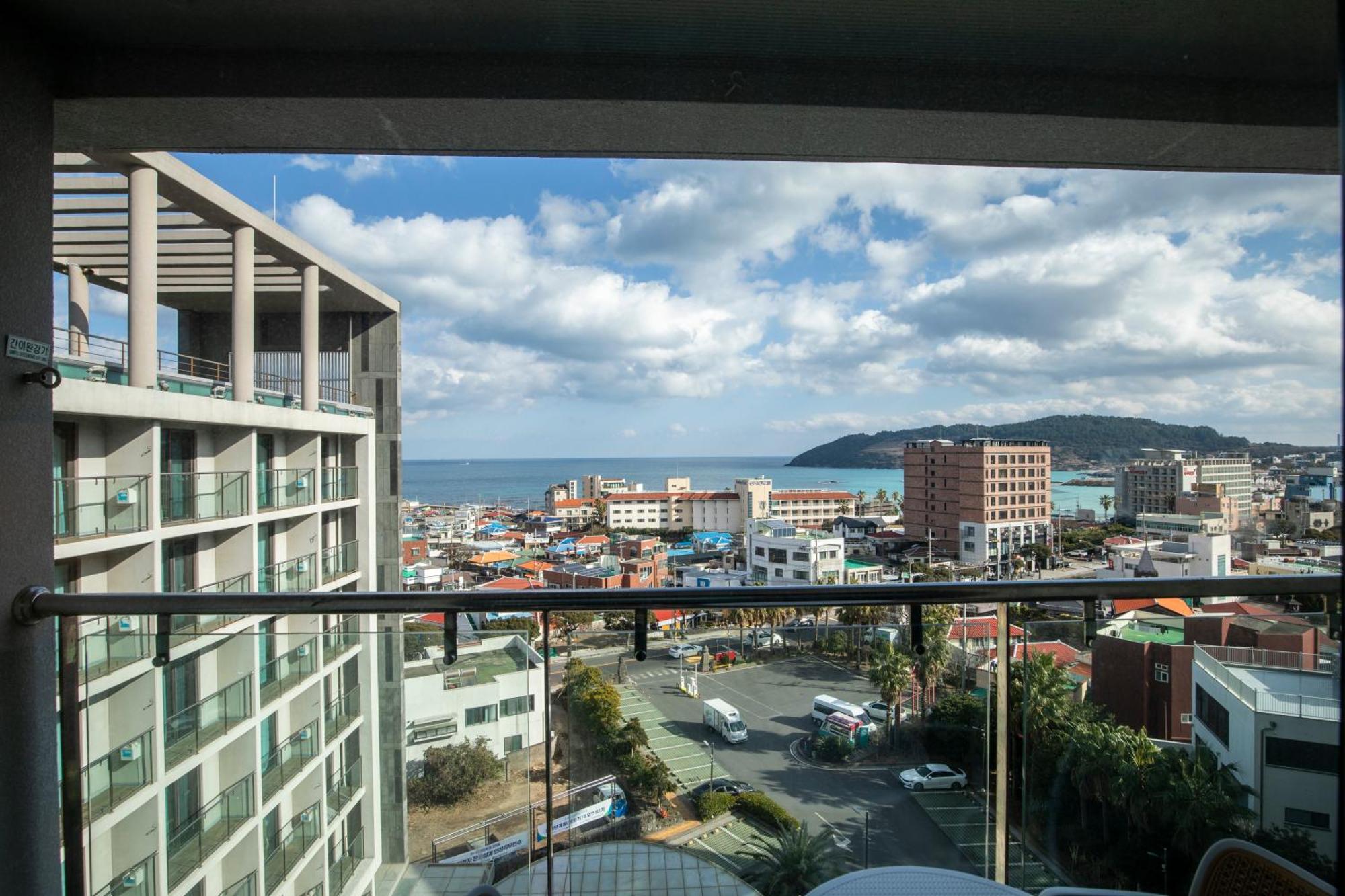 Hotel Ramada By Wyndham Jeju Hamdeok Esterno foto