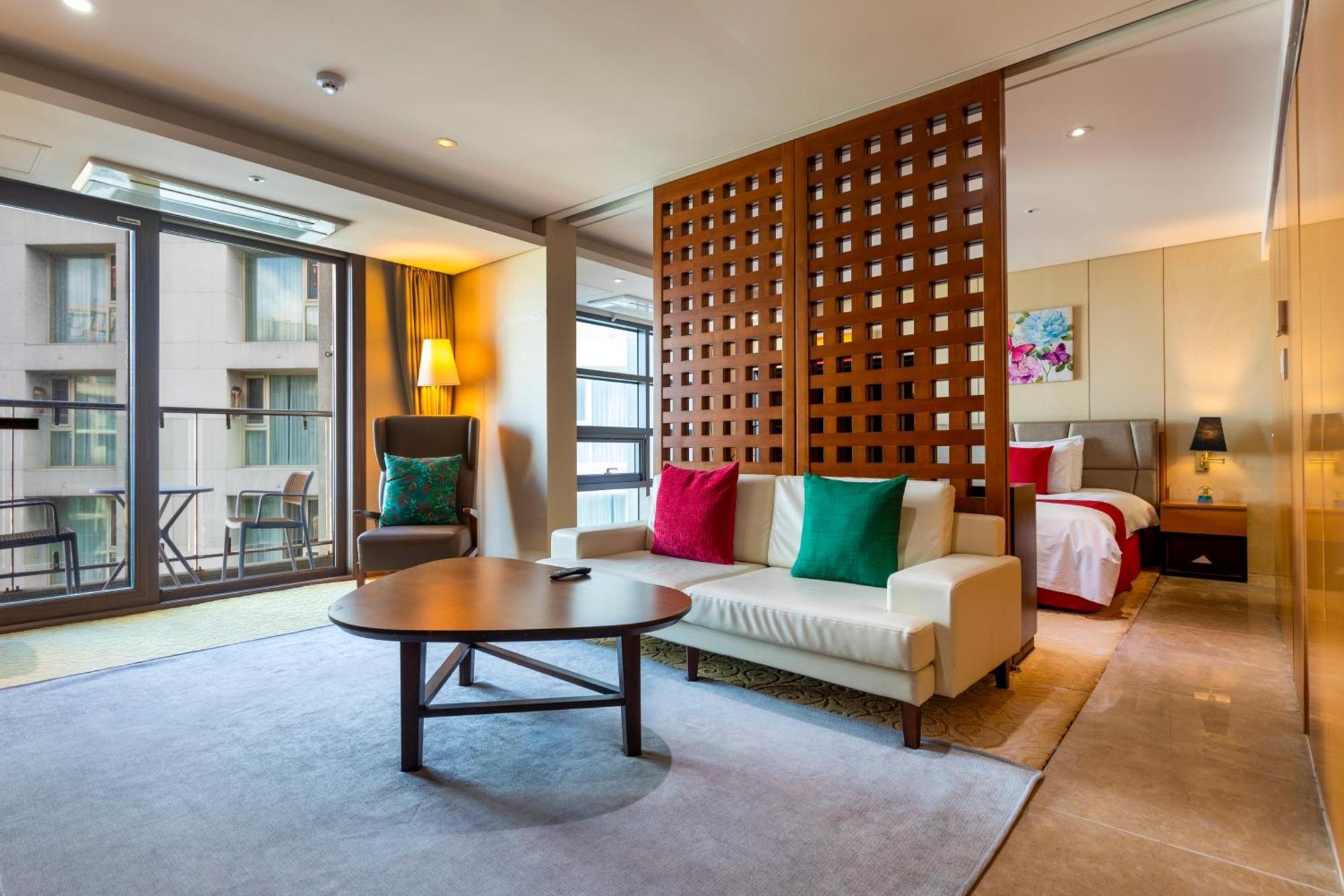 Hotel Ramada By Wyndham Jeju Hamdeok Esterno foto