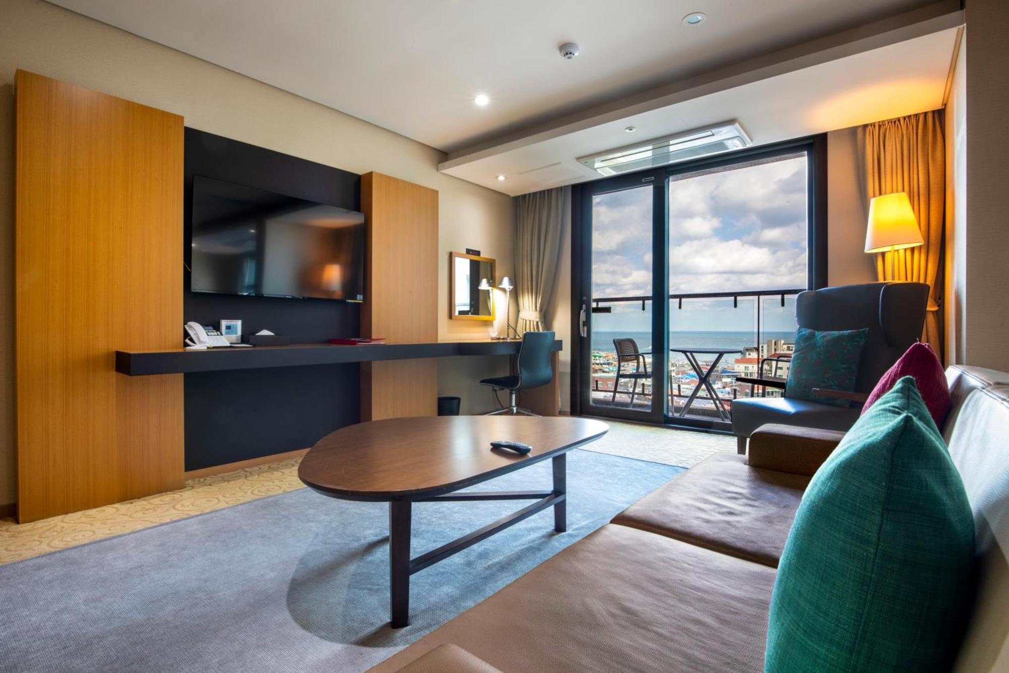Hotel Ramada By Wyndham Jeju Hamdeok Esterno foto