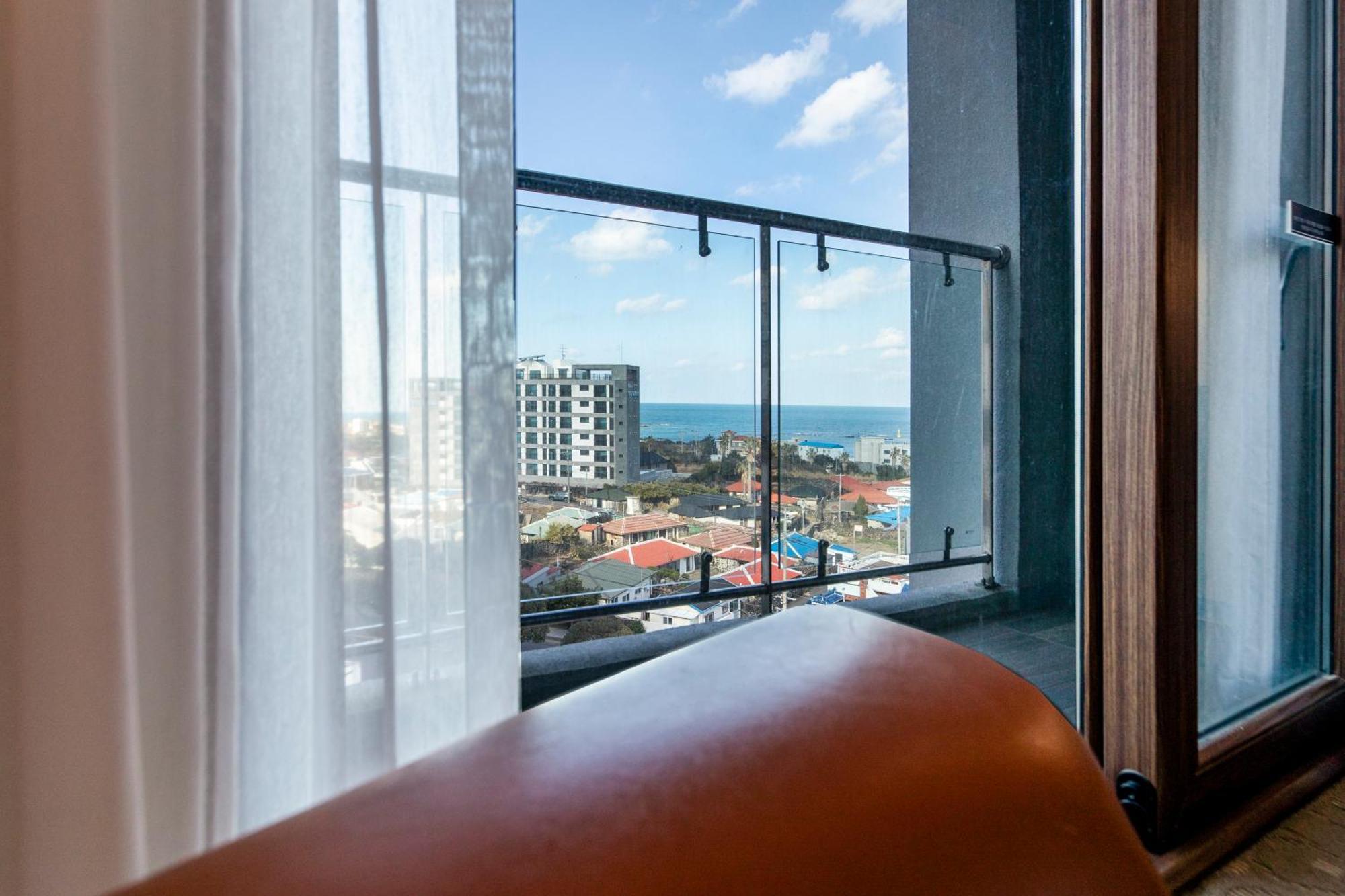 Hotel Ramada By Wyndham Jeju Hamdeok Esterno foto