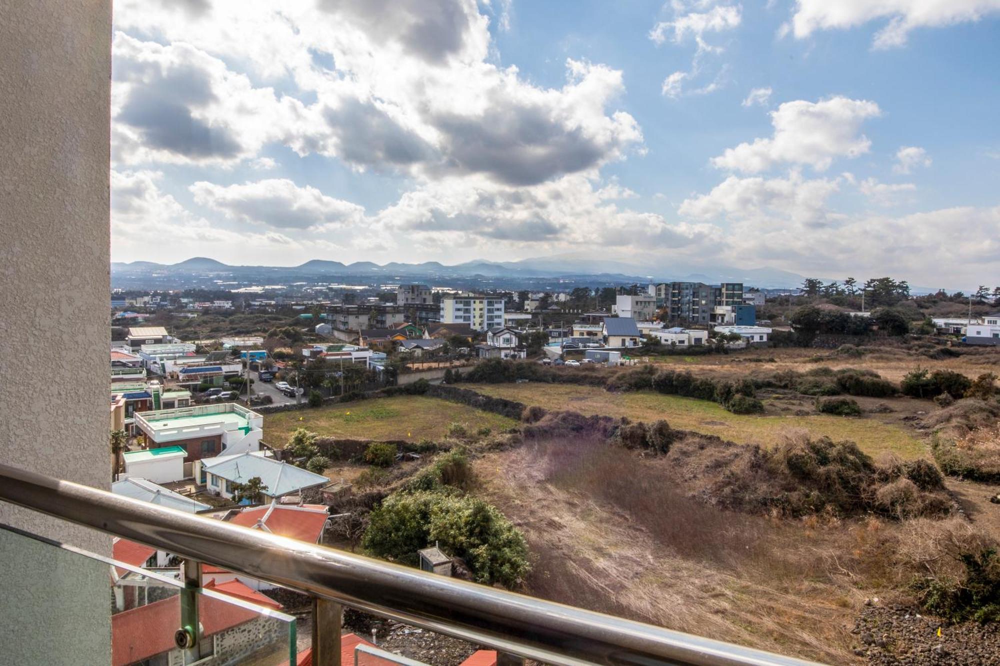 Hotel Ramada By Wyndham Jeju Hamdeok Esterno foto