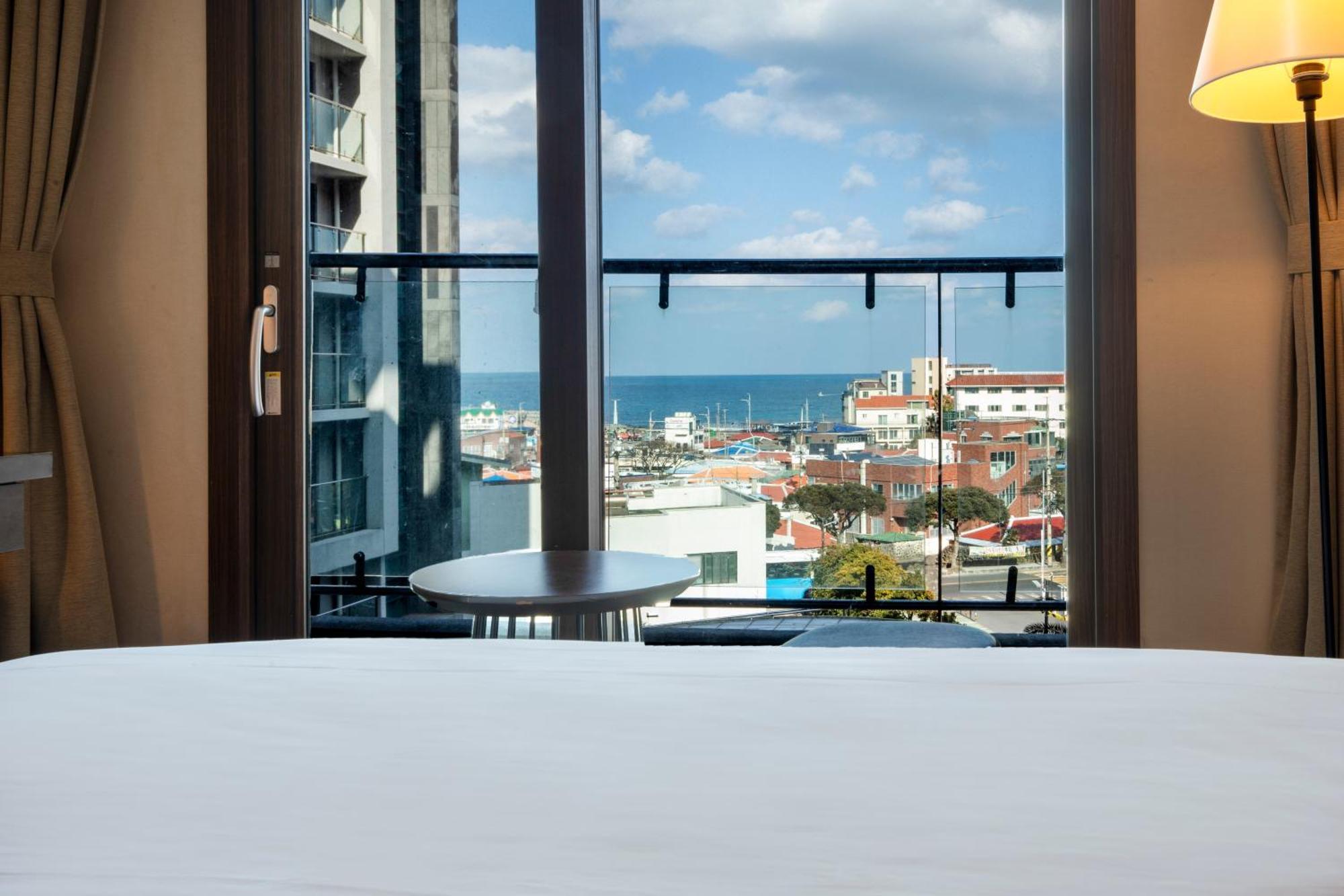 Hotel Ramada By Wyndham Jeju Hamdeok Esterno foto