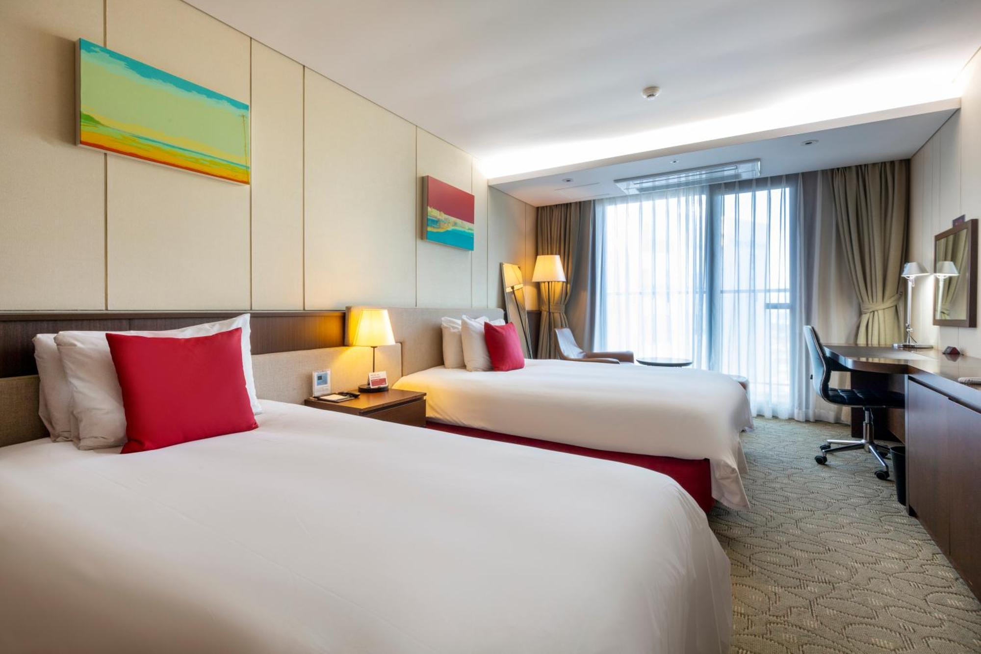 Hotel Ramada By Wyndham Jeju Hamdeok Esterno foto