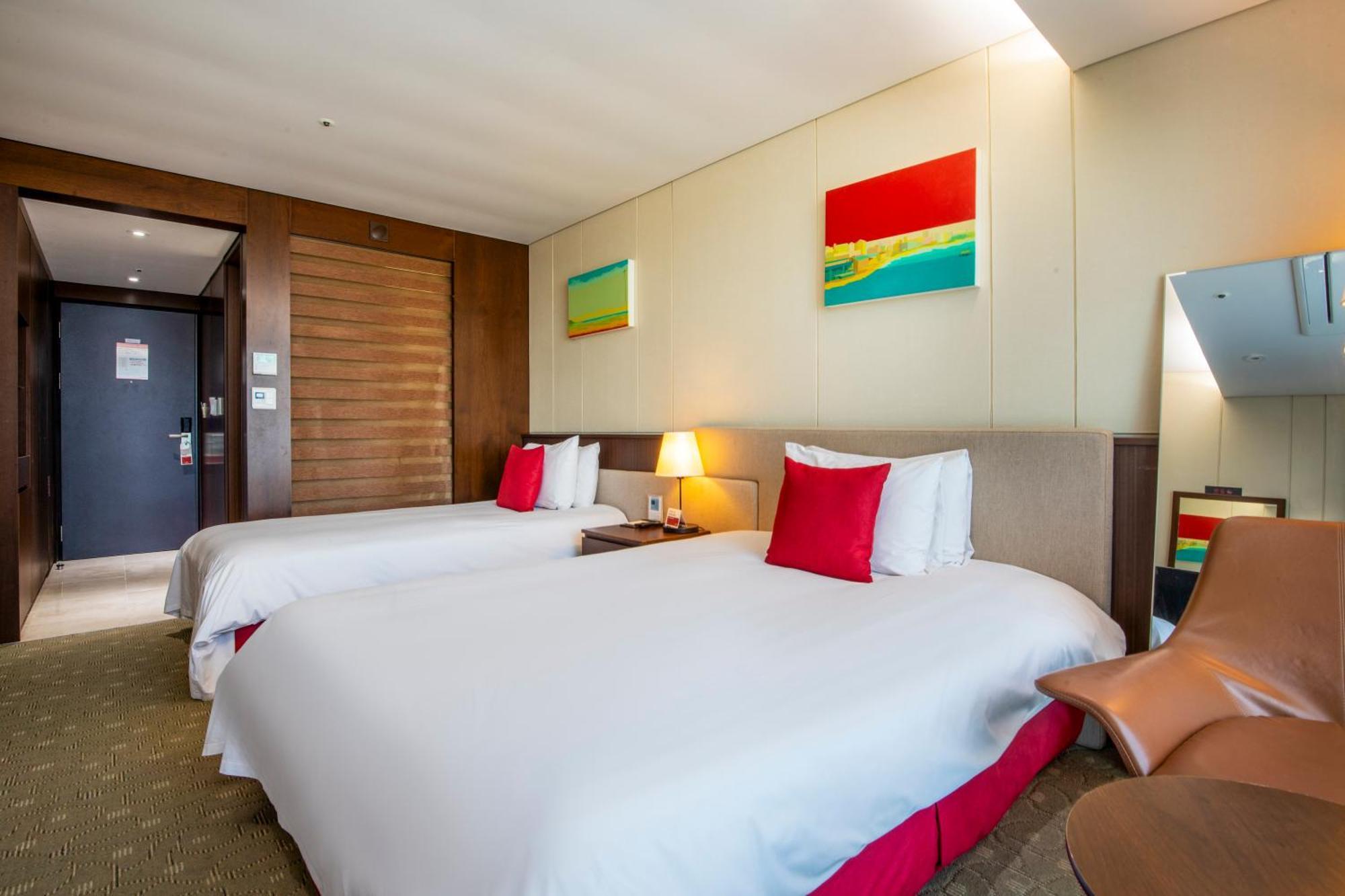 Hotel Ramada By Wyndham Jeju Hamdeok Esterno foto