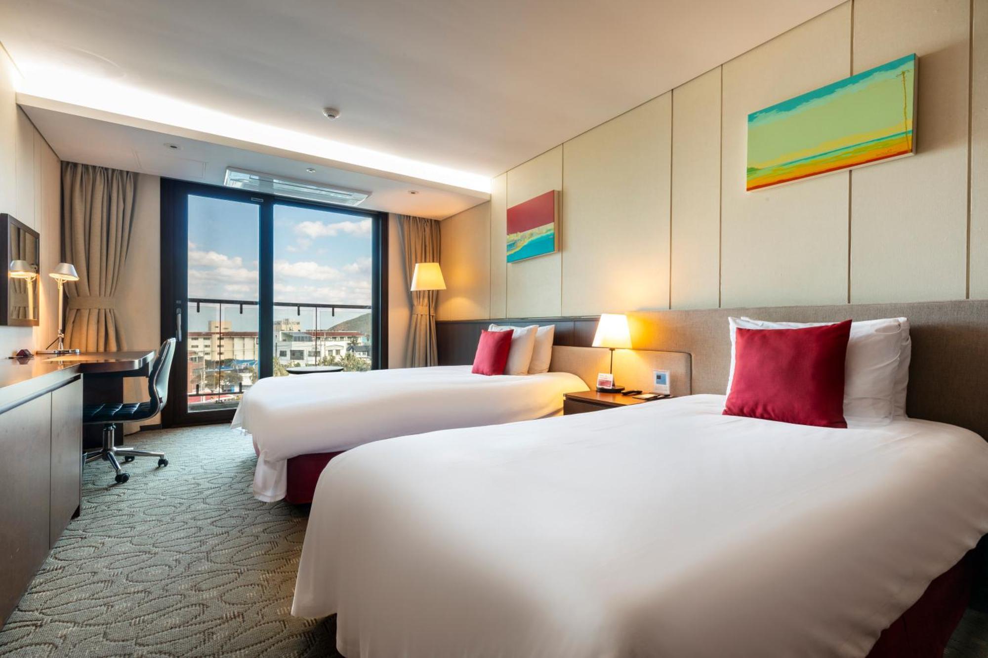 Hotel Ramada By Wyndham Jeju Hamdeok Esterno foto