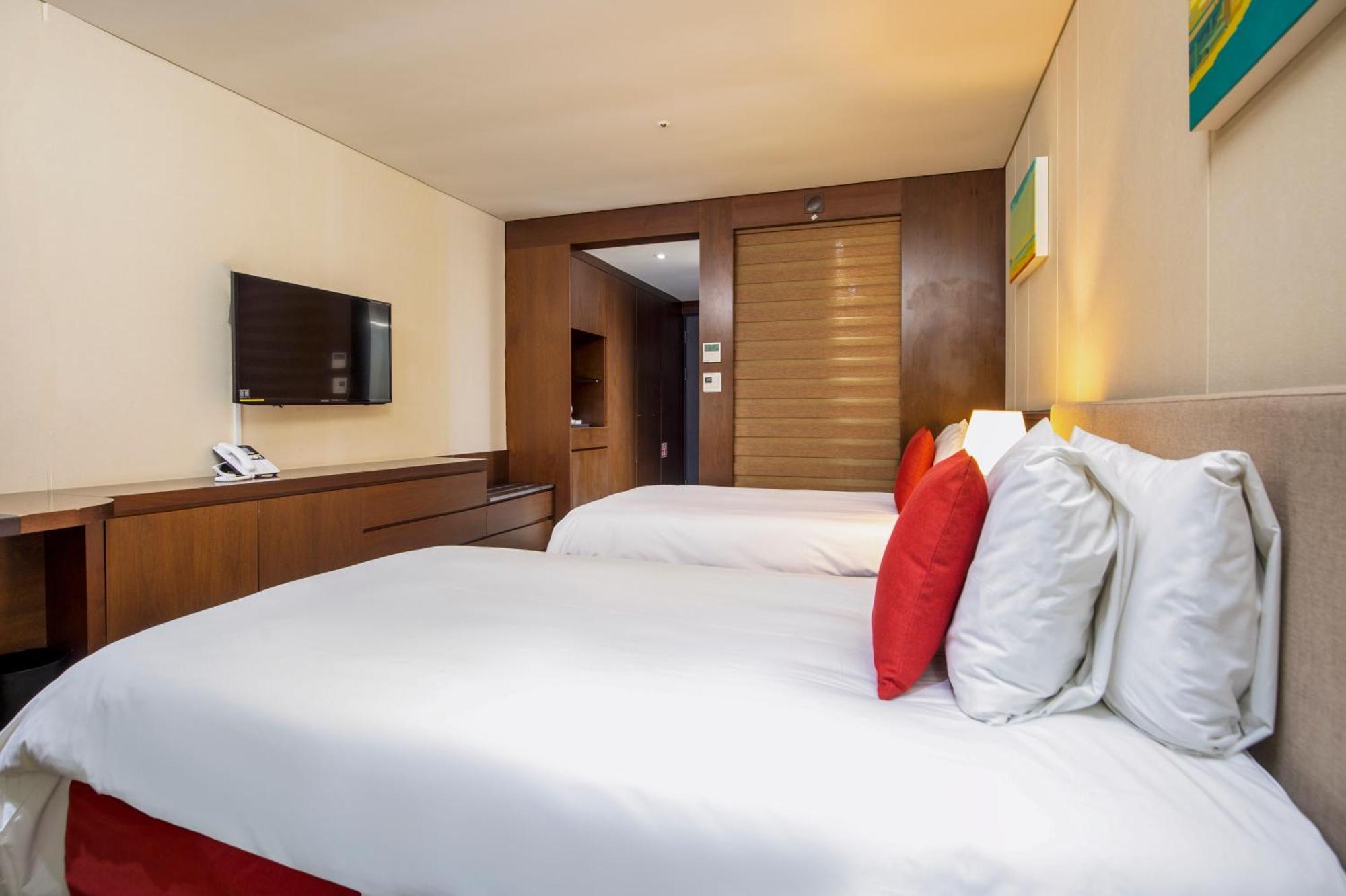 Hotel Ramada By Wyndham Jeju Hamdeok Esterno foto
