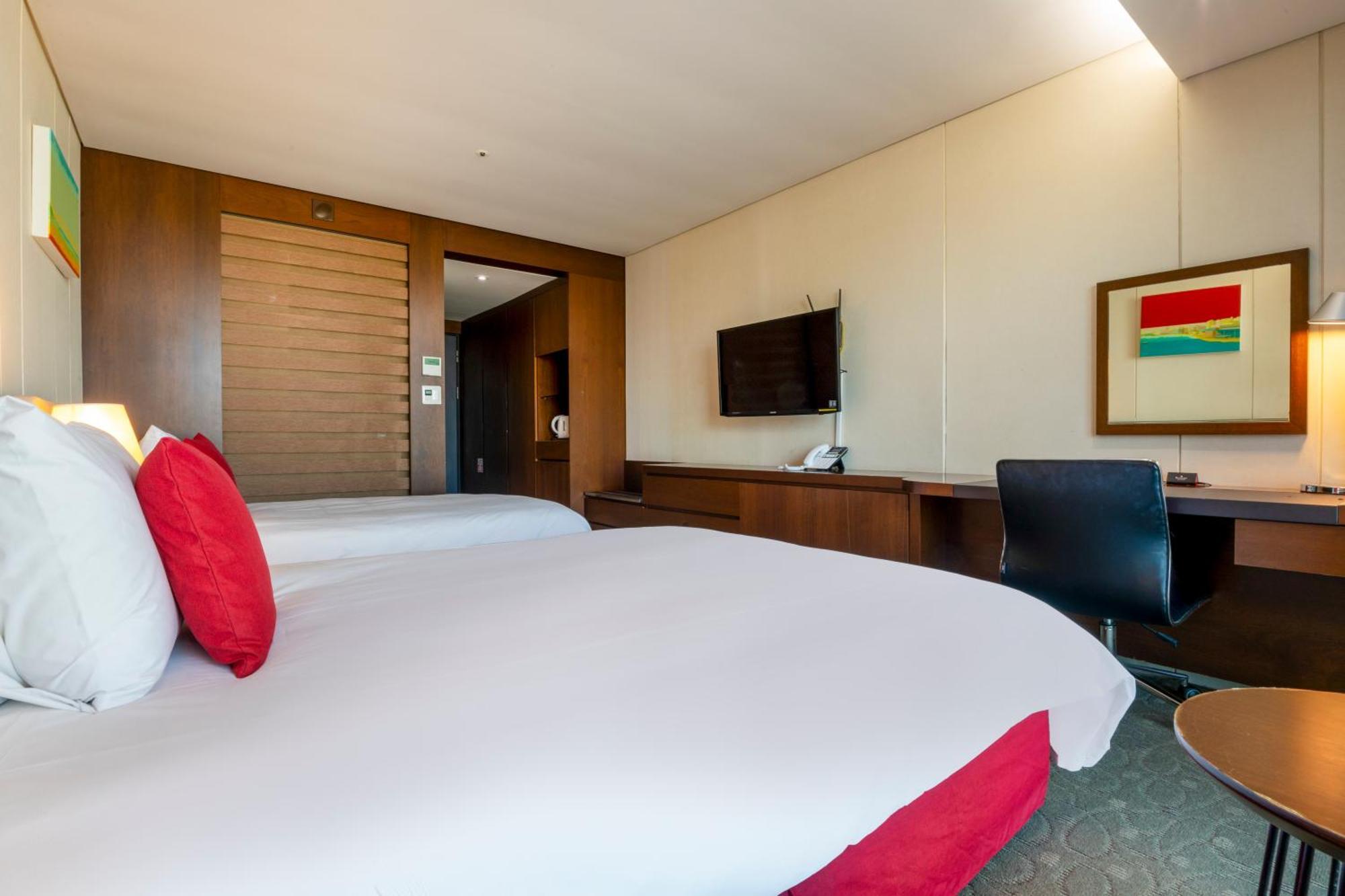 Hotel Ramada By Wyndham Jeju Hamdeok Esterno foto