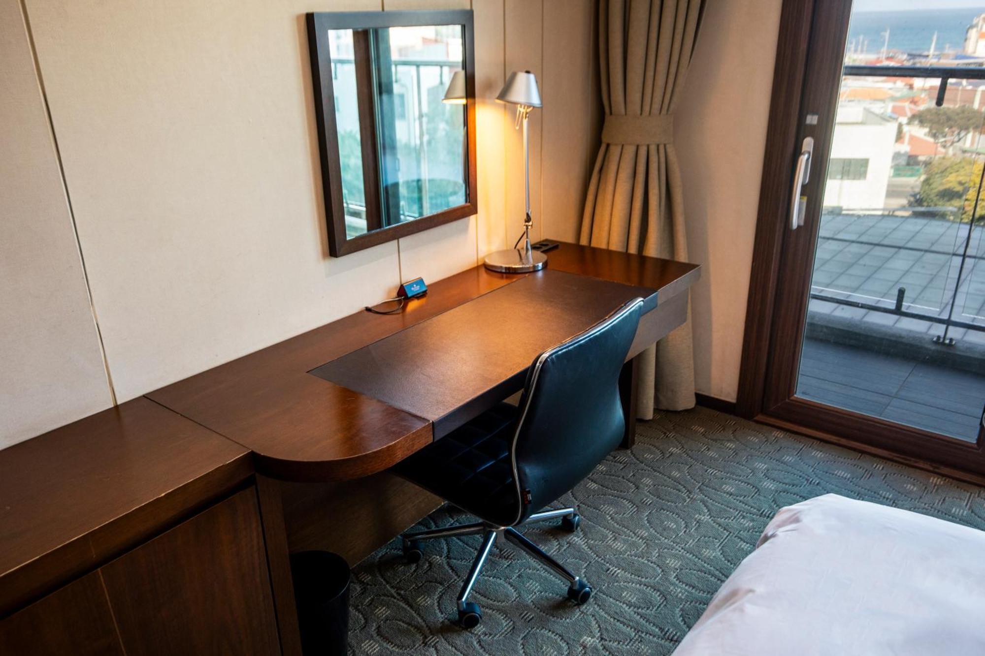 Hotel Ramada By Wyndham Jeju Hamdeok Esterno foto