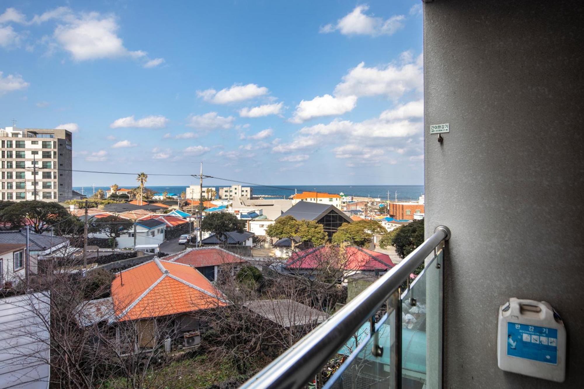 Hotel Ramada By Wyndham Jeju Hamdeok Esterno foto